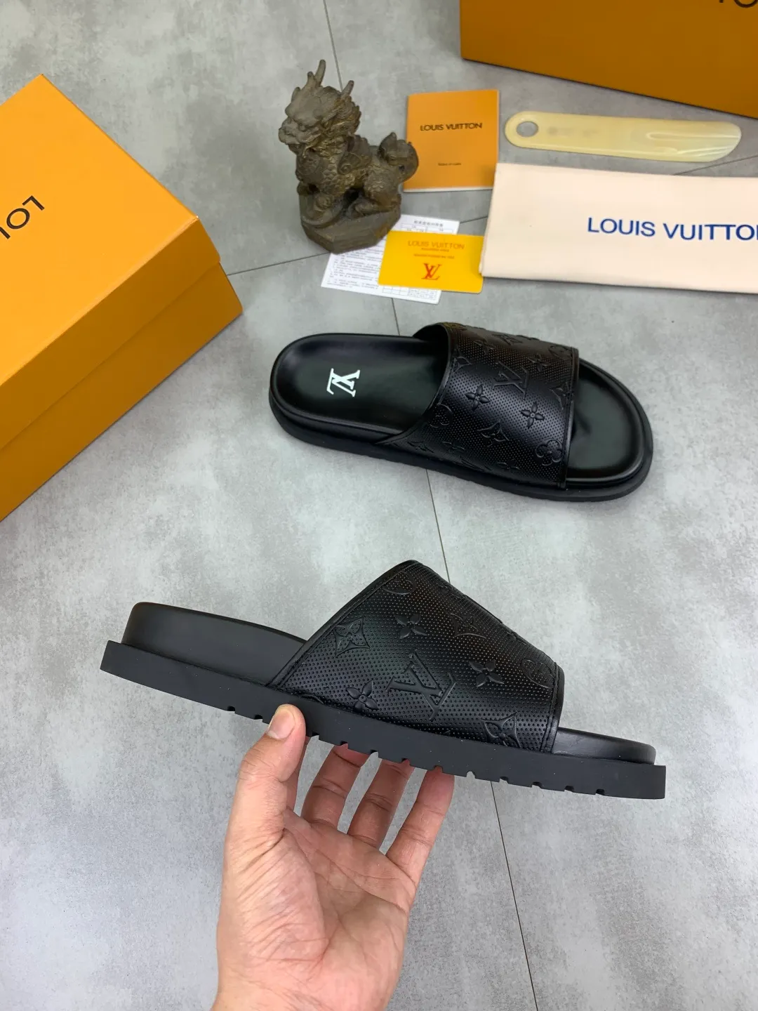Men's shoes 💰P300💰【New style】🆘 Original quality 【LOUIS VUITTON】The popular Louis Vuitton LV men's slippers on the official website are on sale simultaneously! Original fabric imported from Italy, original factory special supply, code number: 38-44 (45 customized), many colors available